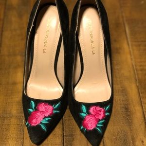 Flower 🌺 Toe Pumps